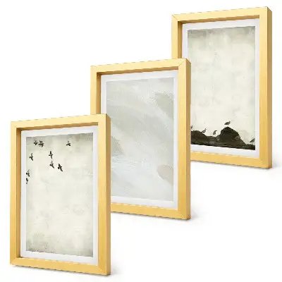 Galerie de perete decorată cu elemente minimaliste reprezentând păsări, pietre și tușe de pensulă