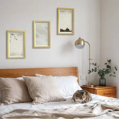Galerie de perete decorată cu elemente minimaliste reprezentând păsări, pietre și tușe de pensulă