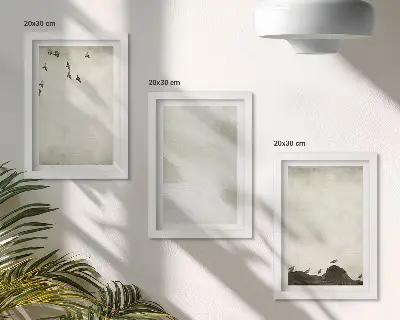 Galerie de perete decorată cu elemente minimaliste reprezentând păsări, pietre și tușe de pensulă