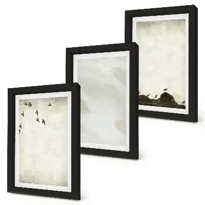 Galerie de perete decorată cu elemente minimaliste reprezentând păsări, pietre și tușe de pensulă
