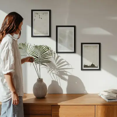 Galerie de perete decorată cu elemente minimaliste reprezentând păsări, pietre și tușe de pensulă