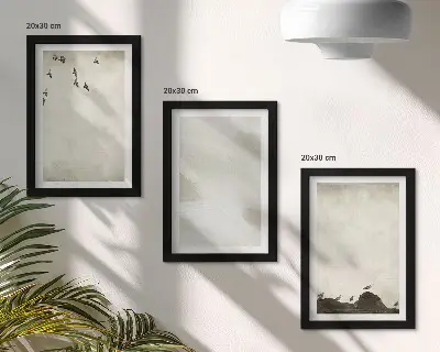Galerie de perete decorată cu elemente minimaliste reprezentând păsări, pietre și tușe de pensulă
