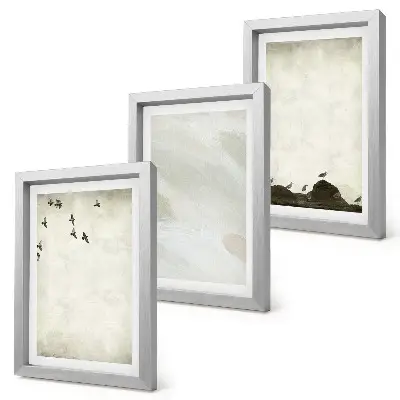 Galerie de perete decorată cu elemente minimaliste reprezentând păsări, pietre și tușe de pensulă