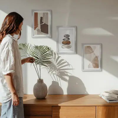 Galerie de perete cu pictură abstractă și decorațiuni moderne