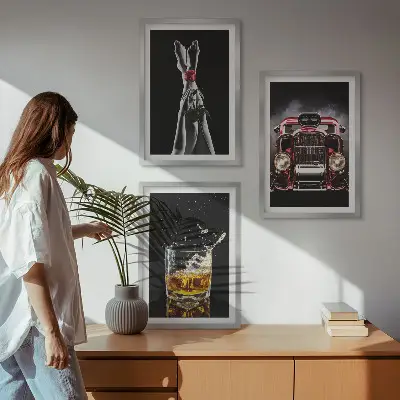 Set tablouri pentru dormitor cu reprezentare artistică a picioarelor de femeie și pahar de whisky