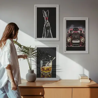 Set tablouri pentru dormitor cu reprezentare artistică a picioarelor de femeie și pahar de whisky