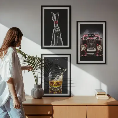 Set tablouri pentru dormitor cu reprezentare artistică a picioarelor de femeie și pahar de whisky