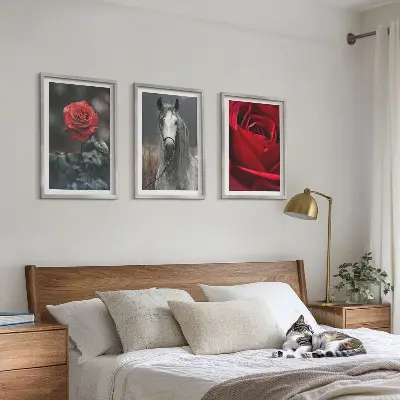 Set de tablouri decorative cu trandafiri roșii, cal și lume gri