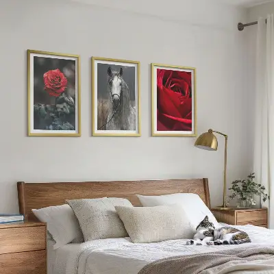 Set de tablouri decorative cu trandafiri roșii, cal și lume gri