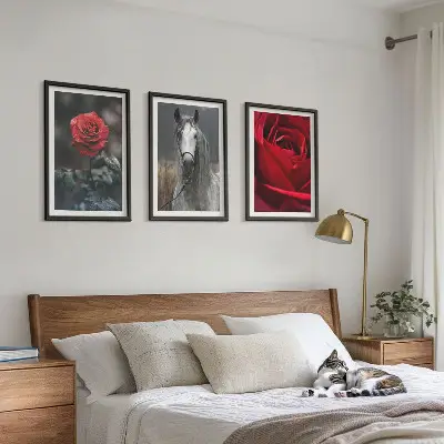 Set de tablouri decorative cu trandafiri roșii, cal și lume gri