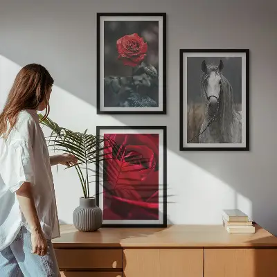 Set de tablouri decorative cu trandafiri roșii, cal și lume gri