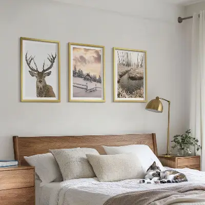 Set de tablouri pentru dormitor peisaj de iarnă cu colibă și cerbi