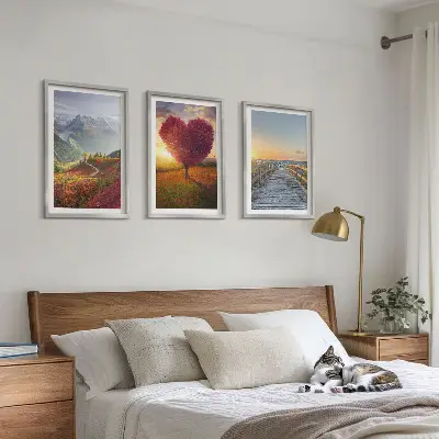 Set de tablouri pentru dormitor cu peisaj montan reprezentând un copac în formă de inimă pe un dig