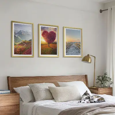 Set de tablouri pentru dormitor cu peisaj montan reprezentând un copac în formă de inimă pe un dig