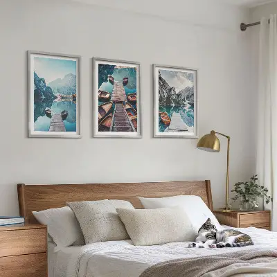 Set tablouri decorative reprezentând lacul cu bărci la debarcader în stil liniștit