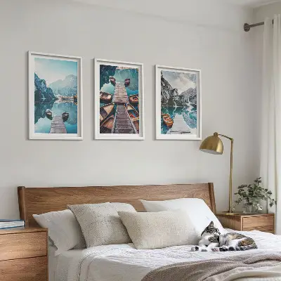 Set tablouri decorative reprezentând lacul cu bărci la debarcader în stil liniștit