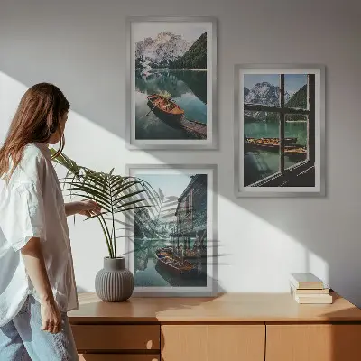 Set tablouri pentru dormitor cu peisaj de casă și bărci pe lacul de munte