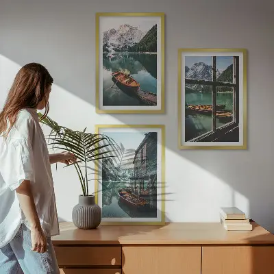 Set tablouri pentru dormitor cu peisaj de casă și bărci pe lacul de munte