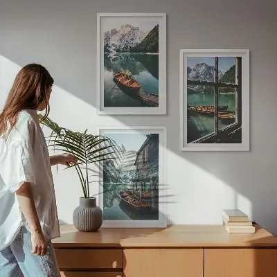 Set tablouri pentru dormitor cu peisaj de casă și bărci pe lacul de munte