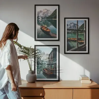 Set tablouri pentru dormitor cu peisaj de casă și bărci pe lacul de munte