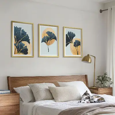 Set tablouri decorative cu frunze de ginkgo pe fundal deschis