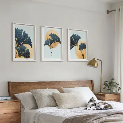 Set tablouri decorative cu frunze de ginkgo pe fundal deschis