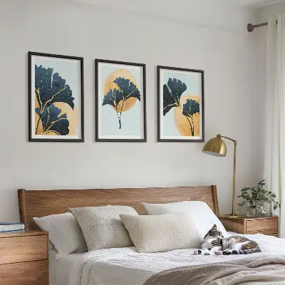 Set tablouri decorative cu frunze de ginkgo pe fundal deschis