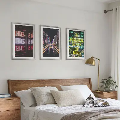 Set tablouri pentru dormitor cu design semne neon înfățișând un râu noaptea