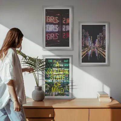 Set tablouri pentru dormitor cu design semne neon înfățișând un râu noaptea