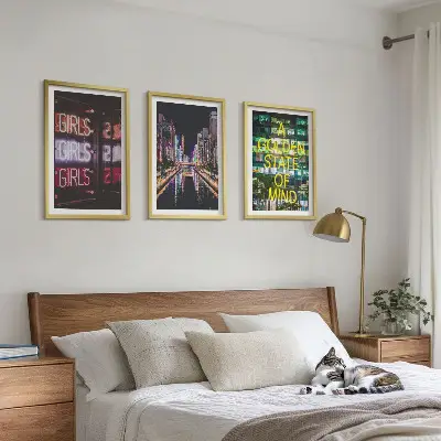 Set tablouri pentru dormitor cu design semne neon înfățișând un râu noaptea