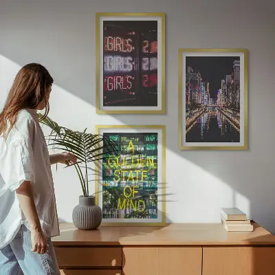 Set tablouri pentru dormitor cu design semne neon înfățișând un râu noaptea