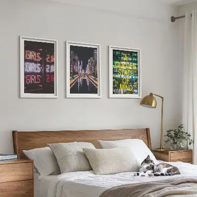 Set tablouri pentru dormitor cu design semne neon înfățișând un râu noaptea