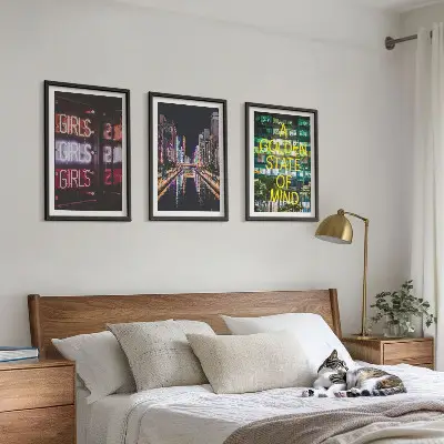 Set tablouri pentru dormitor cu design semne neon înfățișând un râu noaptea