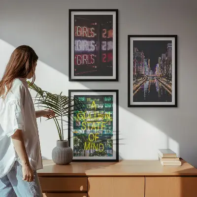Set tablouri pentru dormitor cu design semne neon înfățișând un râu noaptea