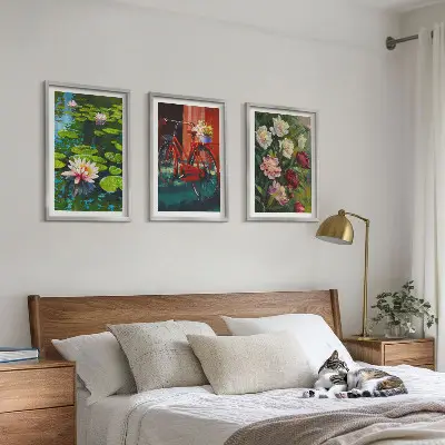 Set tablouri pentru dormitor cu crini în grădină și flori colorate