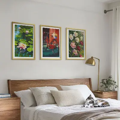 Set tablouri pentru dormitor cu crini în grădină și flori colorate