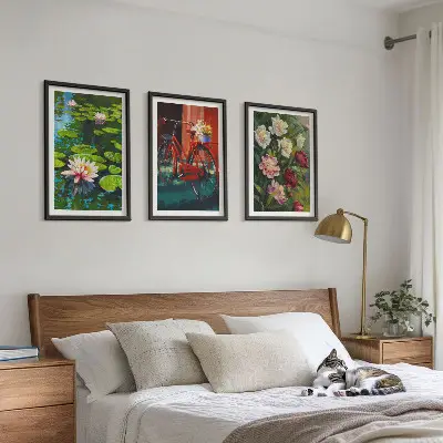 Set tablouri pentru dormitor cu crini în grădină și flori colorate