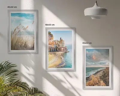 Set de tablouri decorative cu peisaj de plajă, stânci și oraș