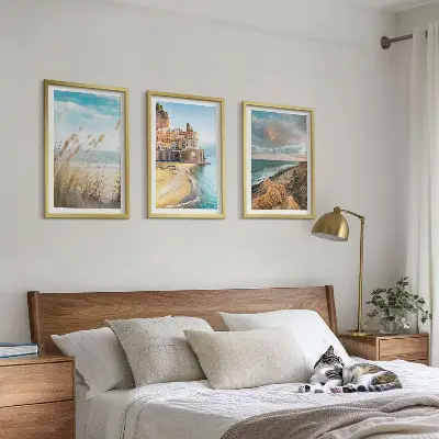 Set de tablouri decorative cu peisaj de plajă, stânci și oraș