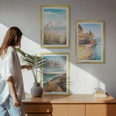 Set de tablouri decorative cu peisaj de plajă, stânci și oraș