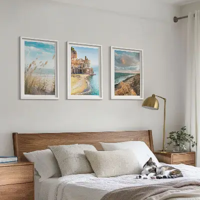 Set de tablouri decorative cu peisaj de plajă, stânci și oraș