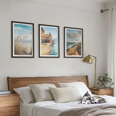 Set de tablouri decorative cu peisaj de plajă, stânci și oraș