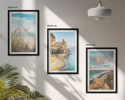 Set de tablouri decorative cu peisaj de plajă, stânci și oraș