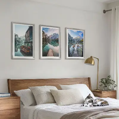 Set tablouri decorative bărci din lemn pe lacul montan