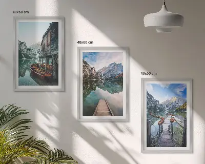 Set tablouri decorative bărci din lemn pe lacul montan