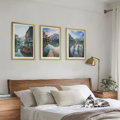 Set tablouri decorative bărci din lemn pe lacul montan