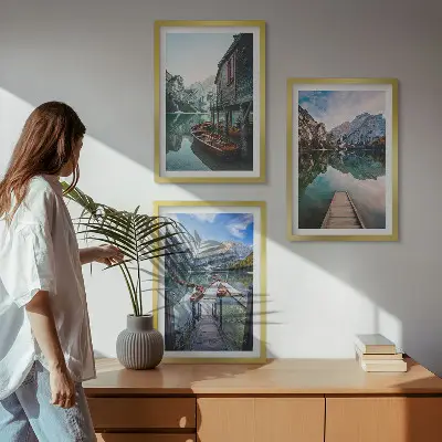 Set tablouri decorative bărci din lemn pe lacul montan