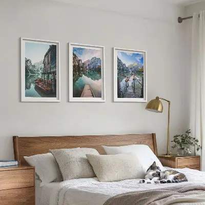 Set tablouri decorative bărci din lemn pe lacul montan