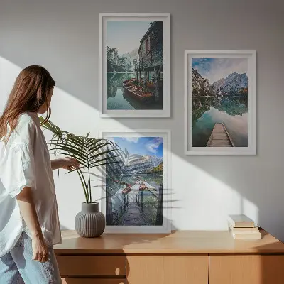 Set tablouri decorative bărci din lemn pe lacul montan