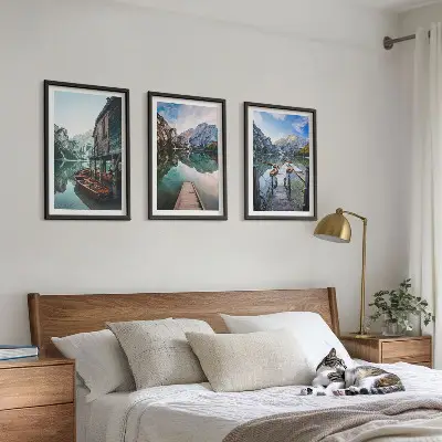 Set tablouri decorative bărci din lemn pe lacul montan